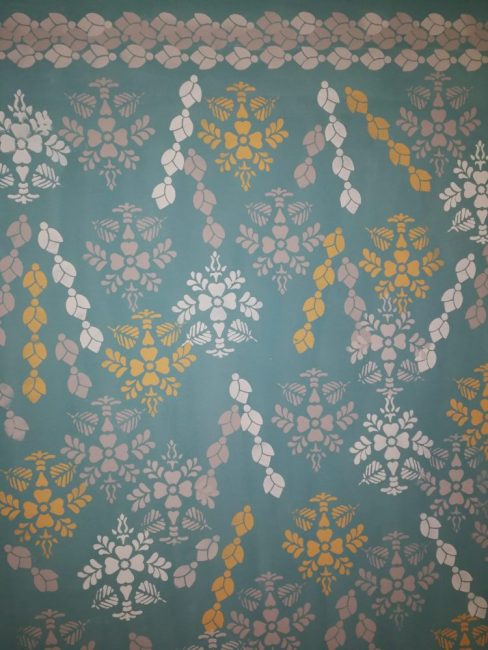 Renovácia steny. Farebná, vzorovaná stena.